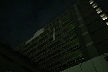写真：八尾市庁舎　ライトダウン実施日の様子