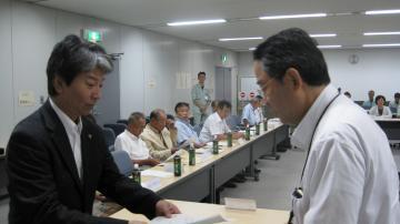 写真:田中市長より諮問書を受け取る吉田会長