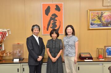 写真:田中市長と福岡会長と花嶋副会長