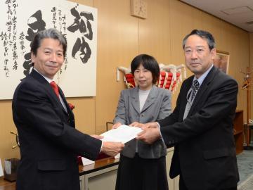 写真:田中市長と福岡副会長と吉田会長