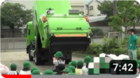 パッカー車の説明を受けている写真