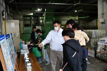 写真：容器包装プラスチックの再処理方法を説明