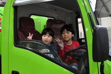 写真：パッカー車の運転席で記念撮影
