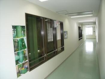 写真:工場内の見学通路
