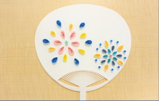 写真：うちわに描かれた花火