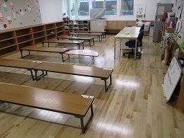 写真：実際に使用している教室（プレハブ教室）