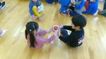 写真：りんごを渡す子ども達