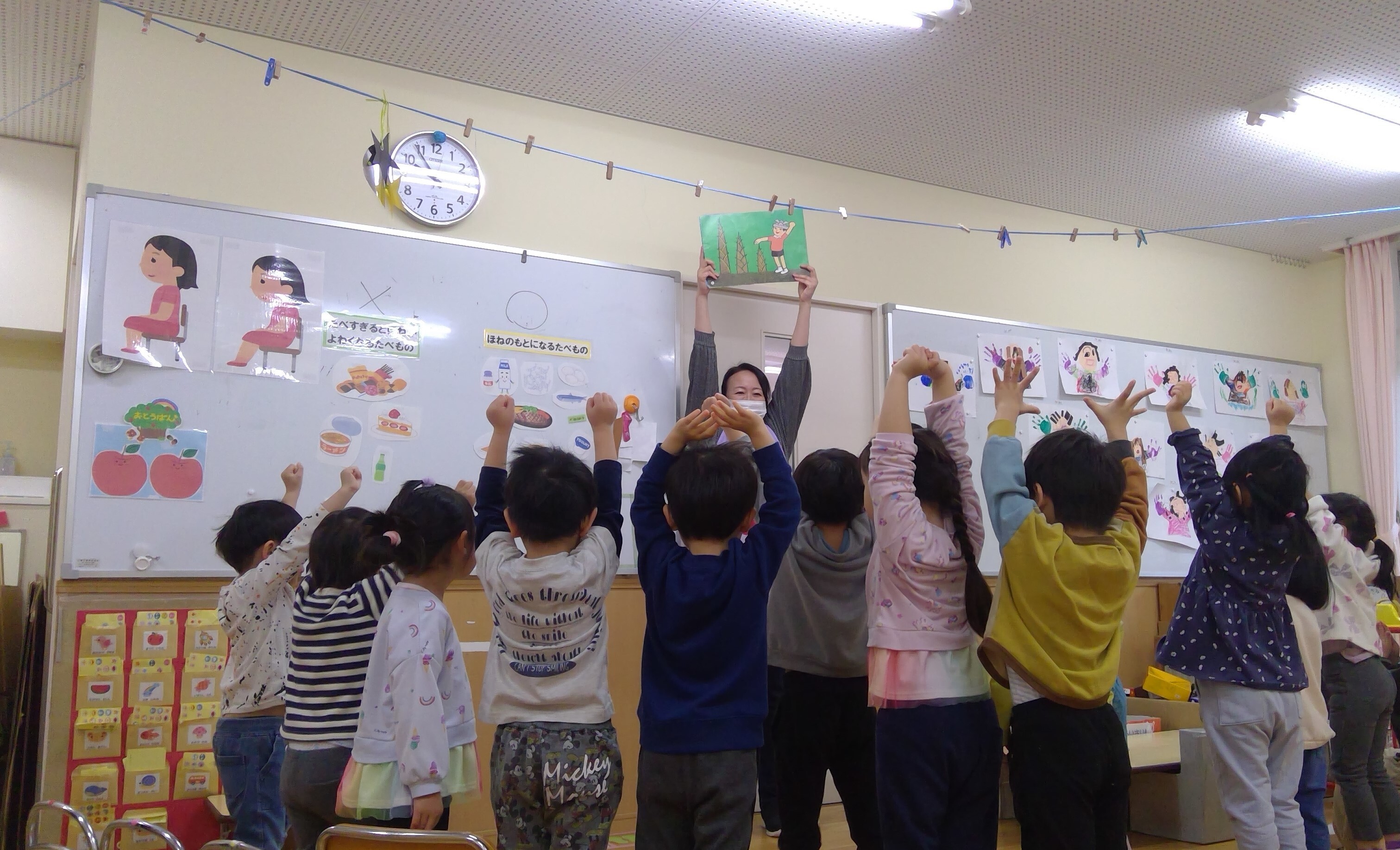 写真：背伸びをする子ども達