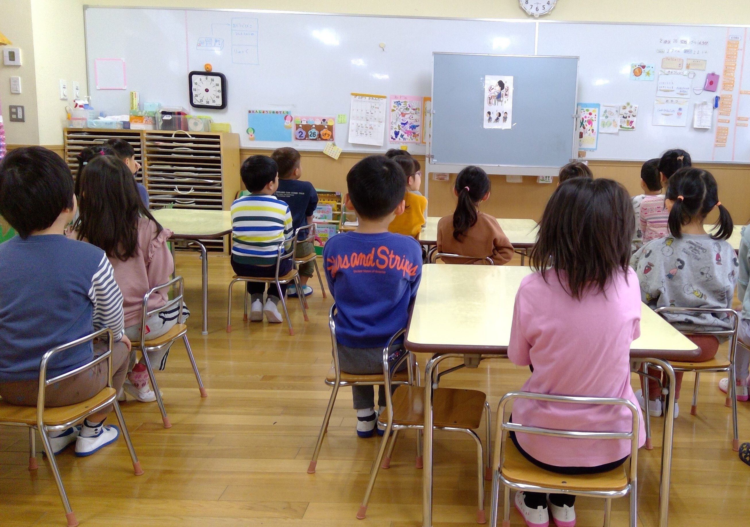 写真：きれいな姿勢で座って話を聞く子ども達