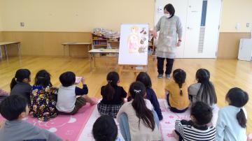 写真：座って話を聞く子ども達