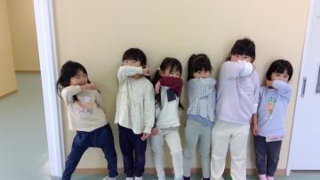 写真：忍者のポーズをする子ども達