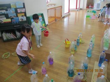 写真：的をねらう