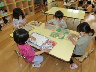 写真：机の上でパズルをする子ども達