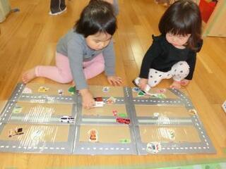写真：マップで遊ぶ幼児