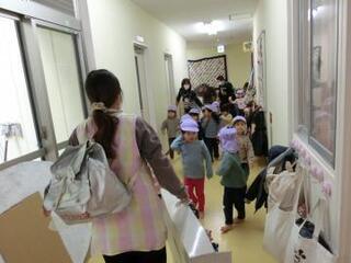 写真：避難訓練で廊下を歩く子ども達