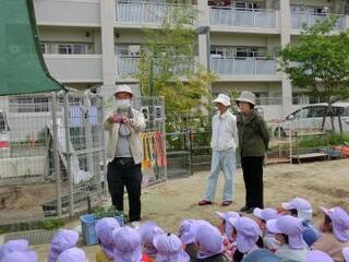 写真:園庭で説明を聞く子ども達