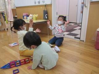 写真：一緒にブロックで遊ぶ子ども達