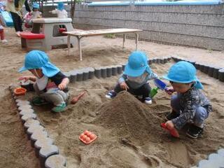 写真：園庭で遊ぶ幼児達