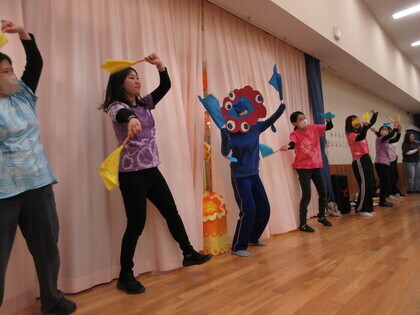 写真：出し物をする先生