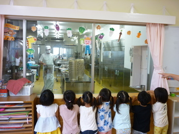 写真：給食室を見学する子ども達
