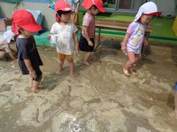 幼児　どろんこ遊び