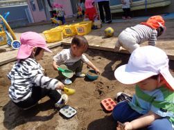 4月　乳児砂遊び