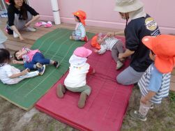 4月　乳児マットの滑り台
