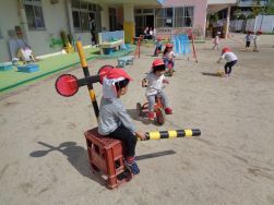 4月　幼児踏切遊び