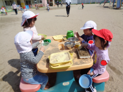 幼児園庭　砂遊び