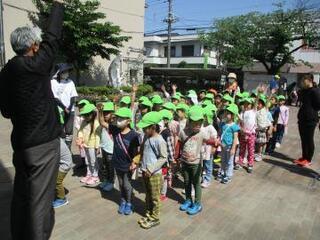 写真：小学校校門にて