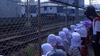 写真：電車を見る子ども達