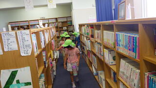 写真：本棚の間を歩く子ども達