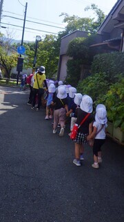 写真：道路を歩く子ども達