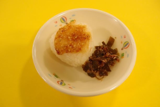 写真:みそ焼きおにぎり、昆布の佃煮