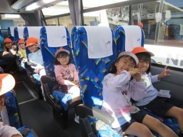 写真:幼児バス遠足1
