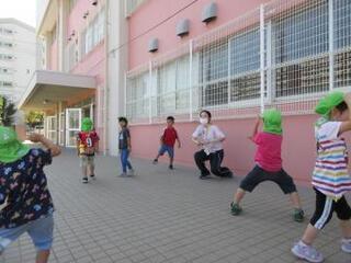写真:運動会練習の真似