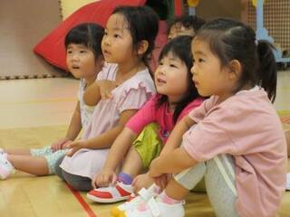 写真:集中して聞く子ども達
