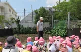 写真:説明を聞く子ども達
