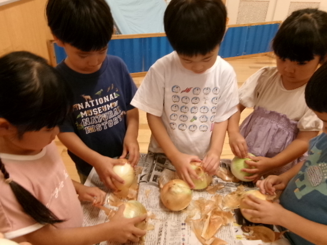 写真：玉ねぎの皮むき【4歳】1