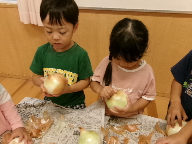 写真：玉ねぎの皮むき【4歳】2