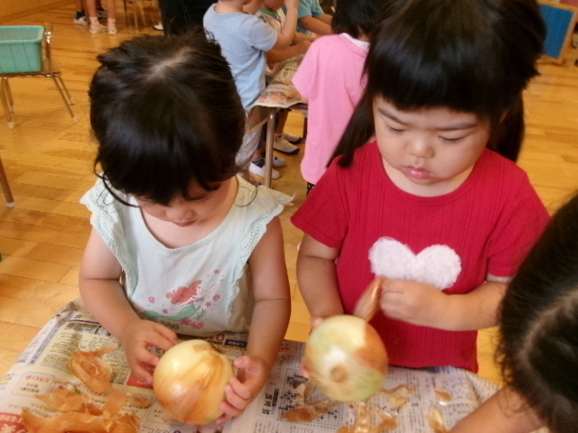 写真：玉ねぎの皮むき【3歳】2