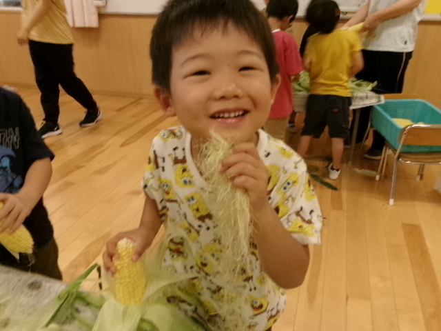 写真：とうもろこしの皮むき（夏）2