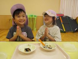 味見する様子