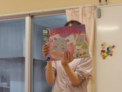 朝ごはんでもりもりげんき　紙芝居を読む様子