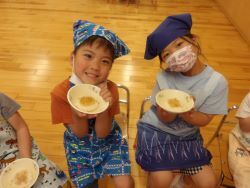 完成したおやきを見せて、嬉しそうにする子ども