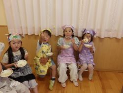 おやきを食べて喜んでいる子どもたち