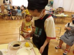 おやきに醤油を塗る様子