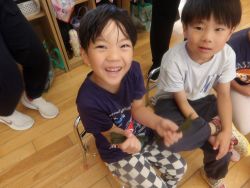 昆布を観察する子どもたち