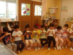 だしを味見する子どもたち
