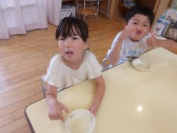 だしを味見する子どもたち2